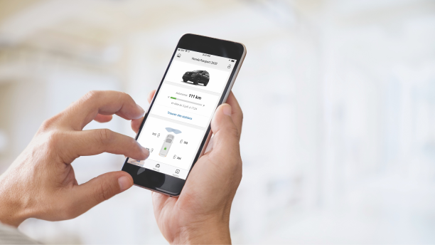 Closeup of hands using HondaLink app on phone.